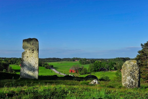 Stora stenar på en höjd