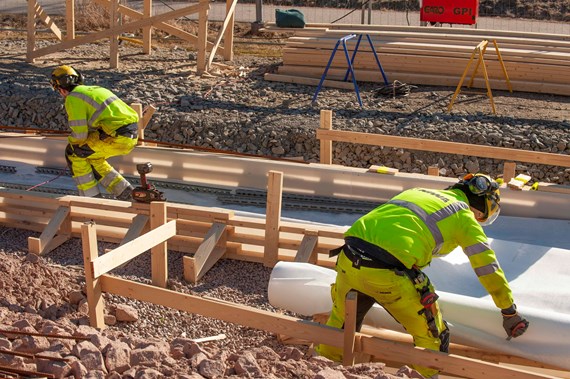 Män som arbetar med ett bygge