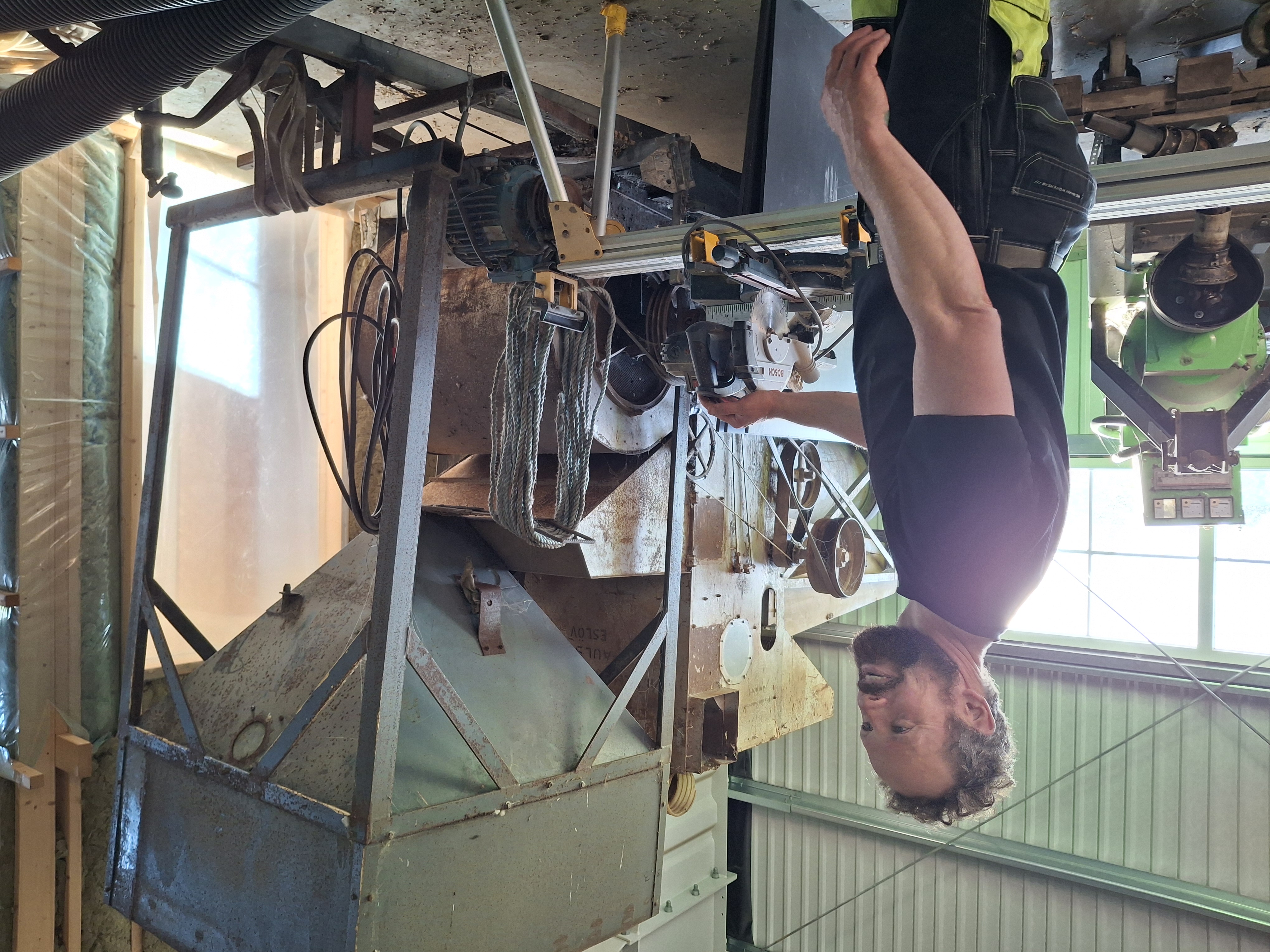 Matti Hansson vid sin rensmaskin 