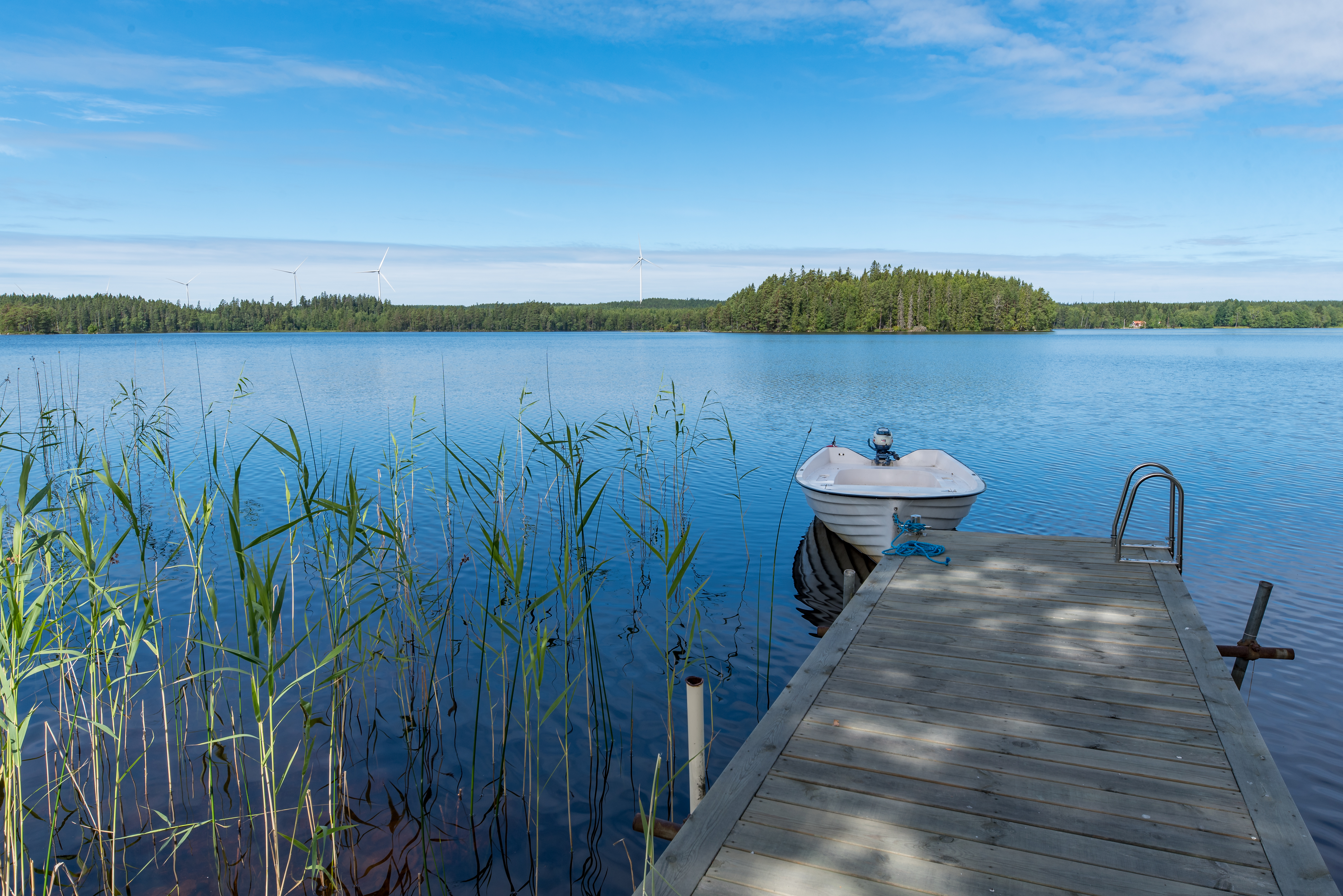 En liten brygga med en båt intill